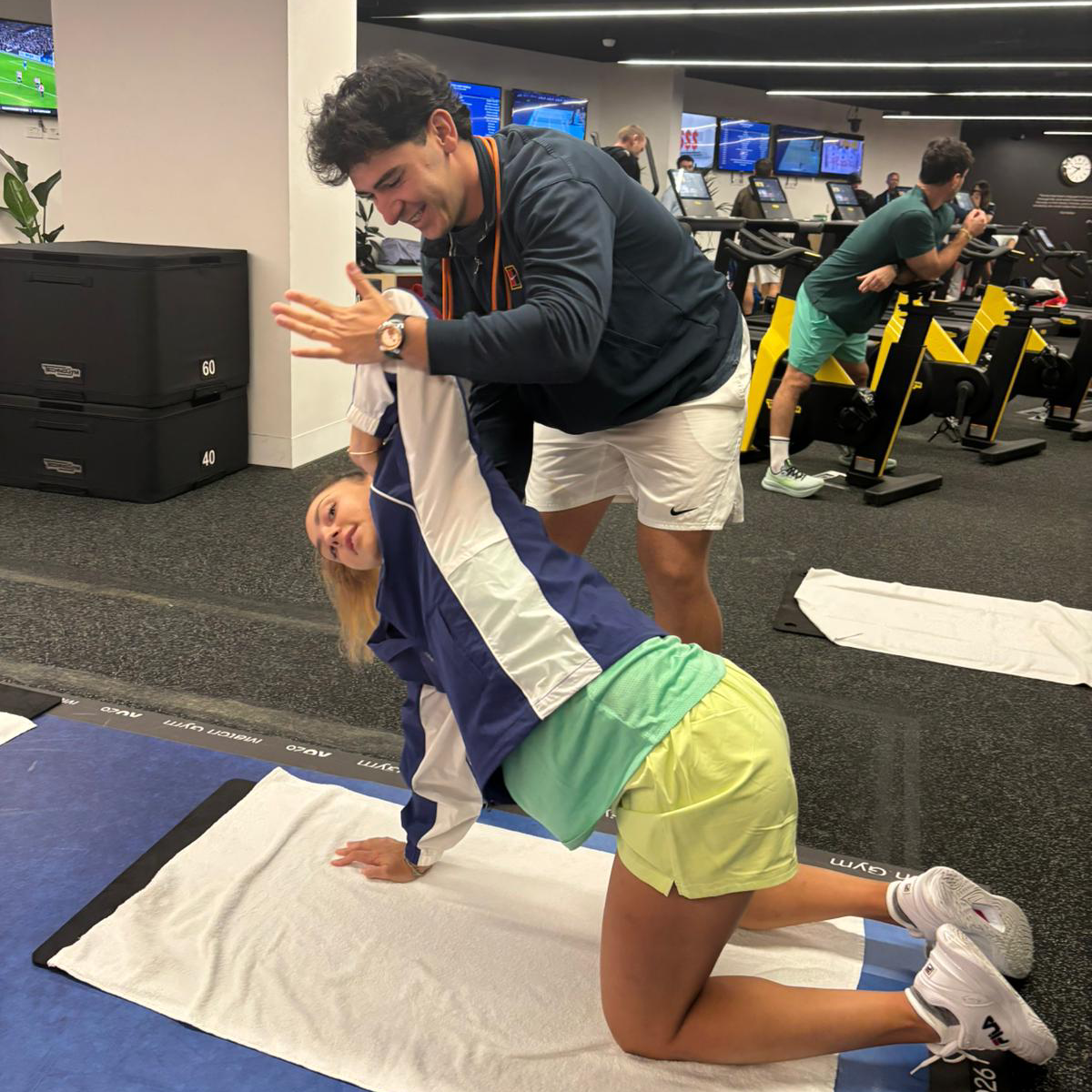 Pedro Pascua con Jackline Cristian haciendo trabajos de Fitness