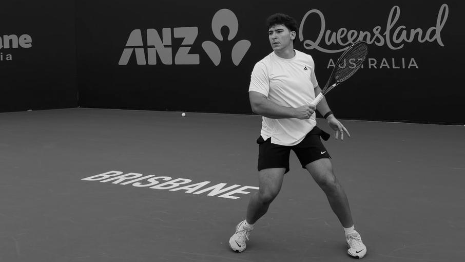 Pedro Pascual jugando al tenis