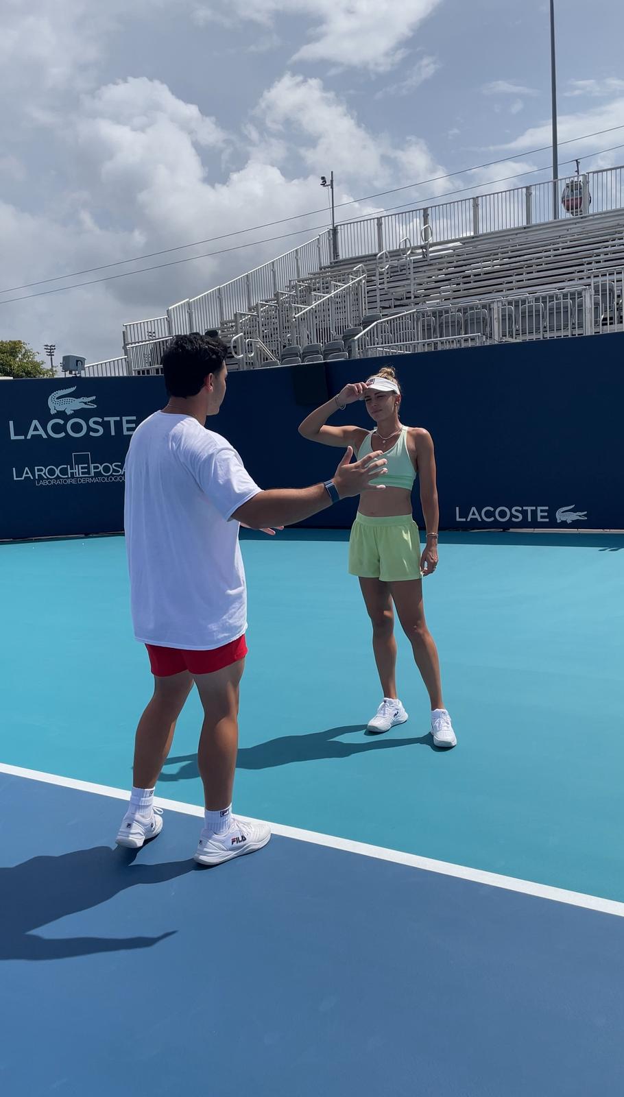 Pedro Pascua con Jackline Cristian haciendo trabajos de Fitness